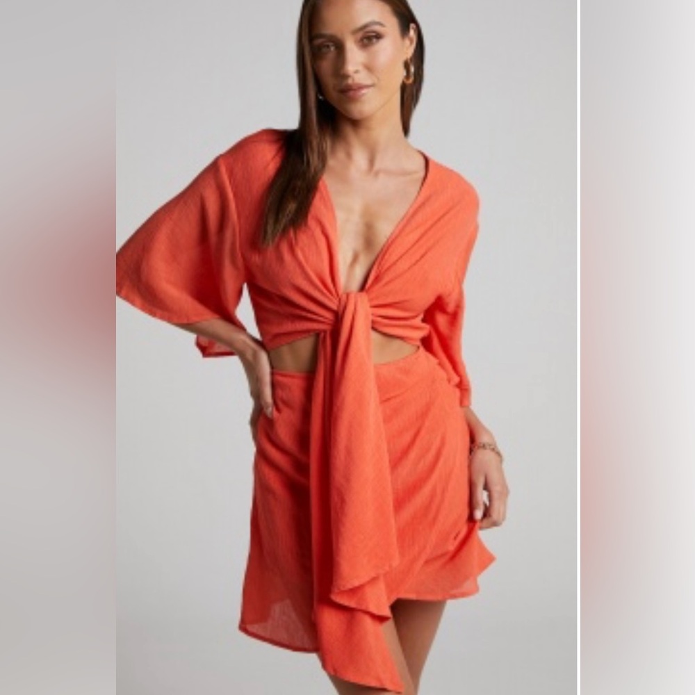 ARMANDE MINI DRESS -
KIMONO SLEEVE TIE FRONT
DRESS IN ORANGE
